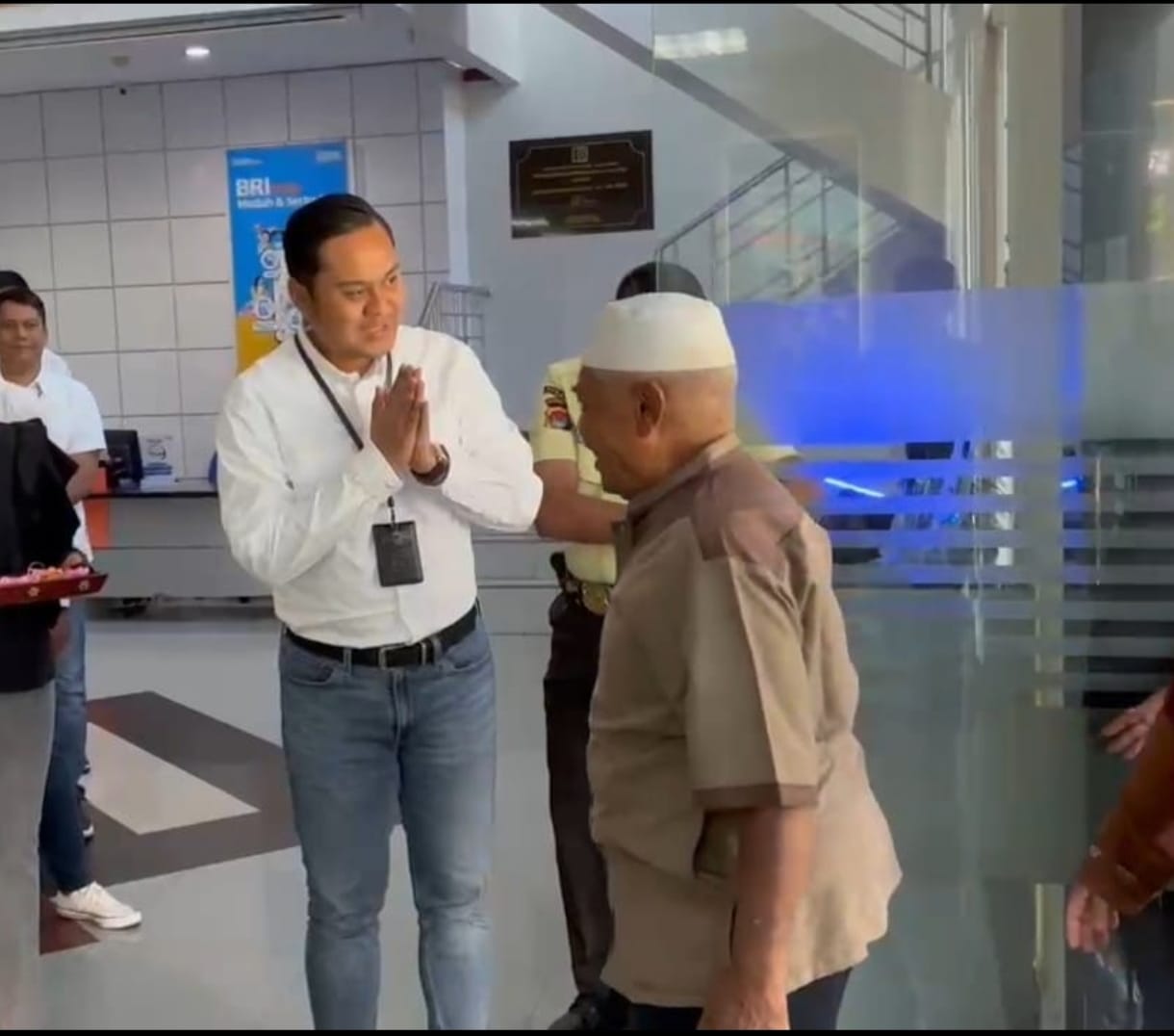 Pemimpin Cabang BRI Selong sapa nasabah uang datang ke kantor BRI Cabang Selong di hari pelanggan Kamis, tanggal 4 September 2025